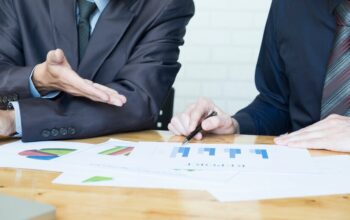 business-team-discussing-their-ideas-office_1421-634